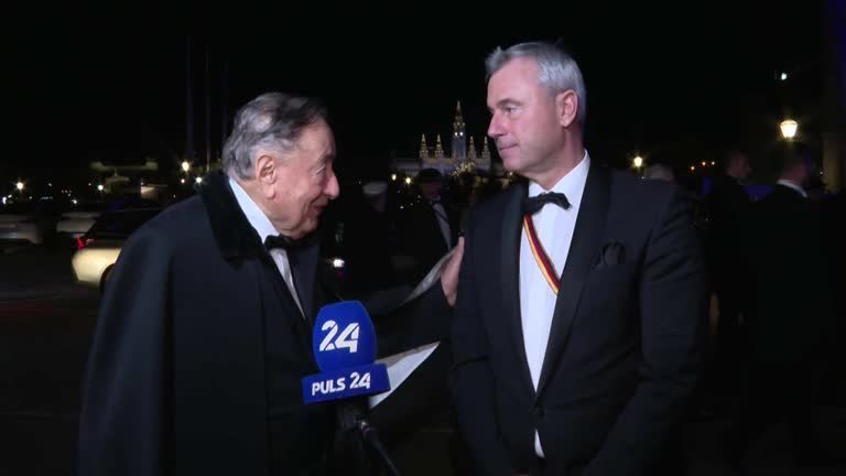 Akademikerball: Baumeister Lugner trifft mit Norbert Hofer ein