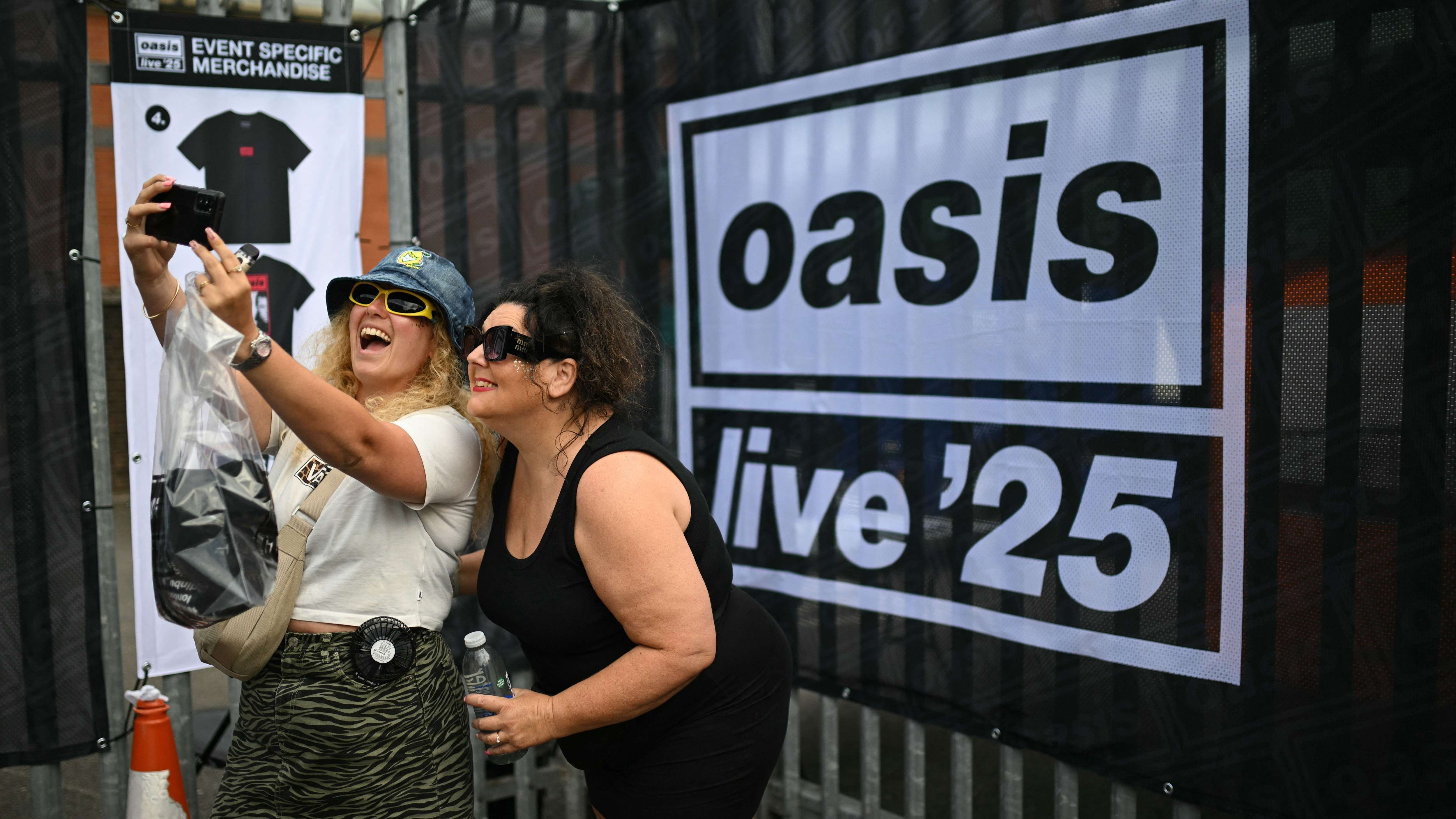 Video: Oasis-Comeback: Erstes Konzert in Cardiff