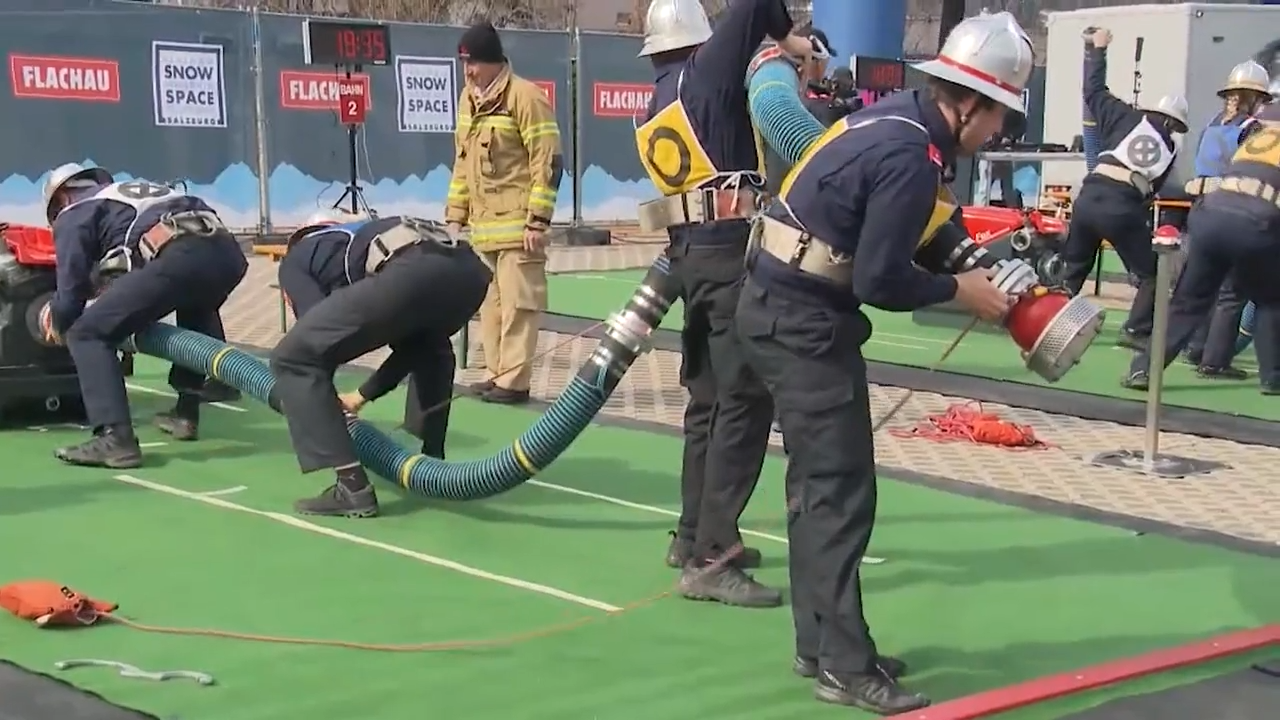 Video: Feuerwehren messen in Kräfte
