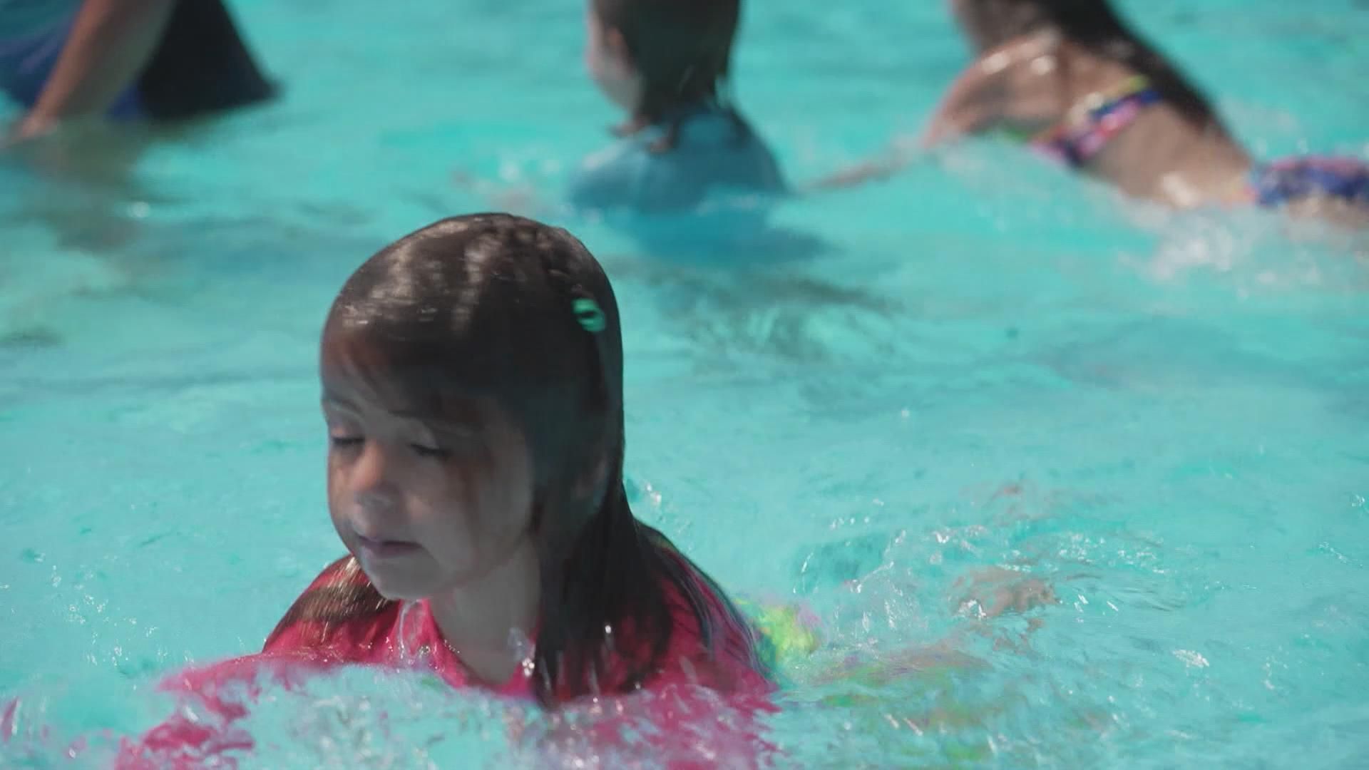 Video: Achtung im Freibad - Jedes 5. Kind kann nicht gut genug schwimmen