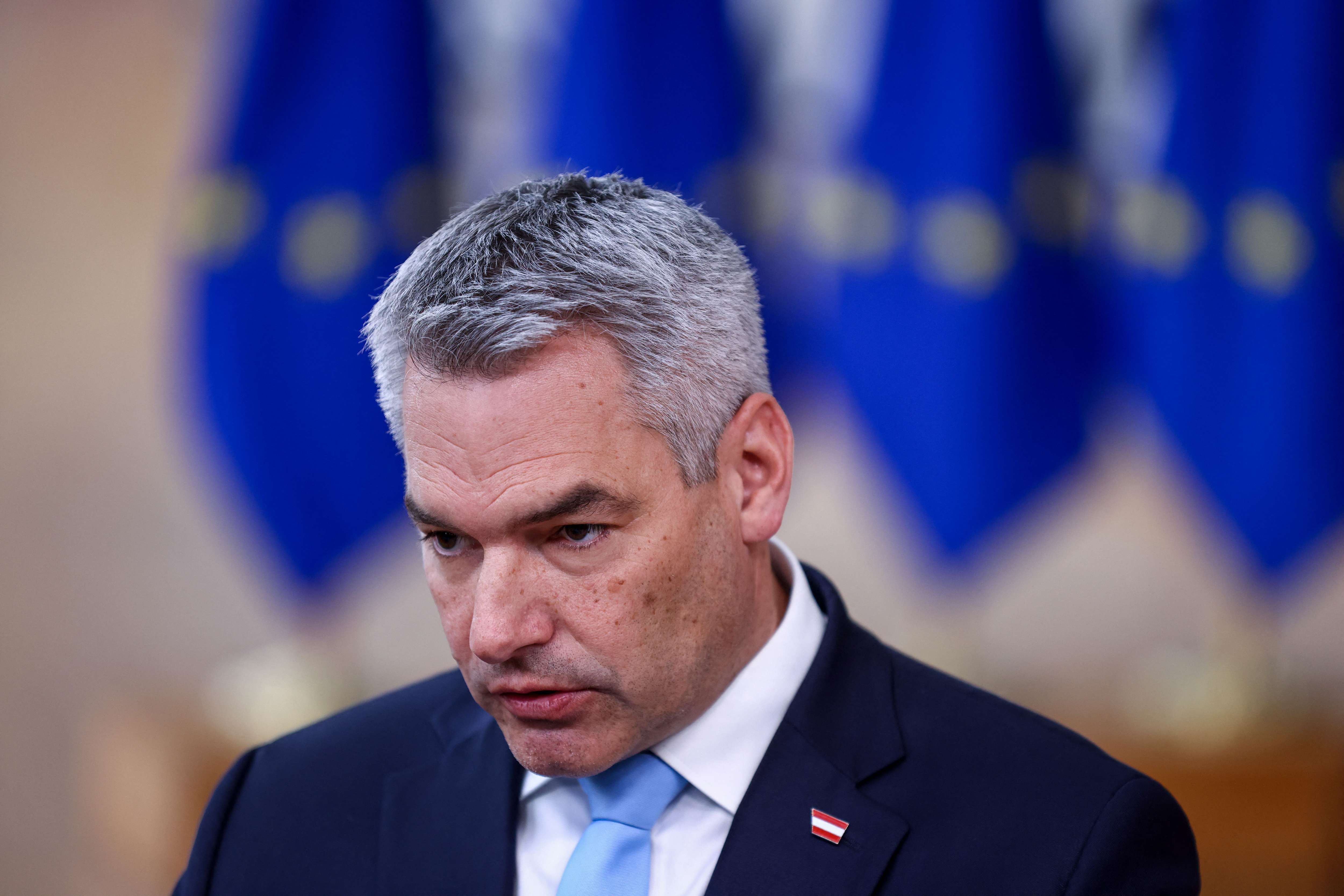 Nehammer will Strafen für Fahnen-Schänder